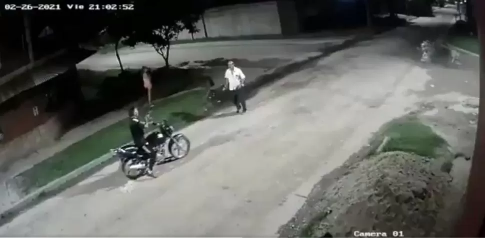 EL VIDEO. La cámara captó el momento en que el motociclista balea a González.   