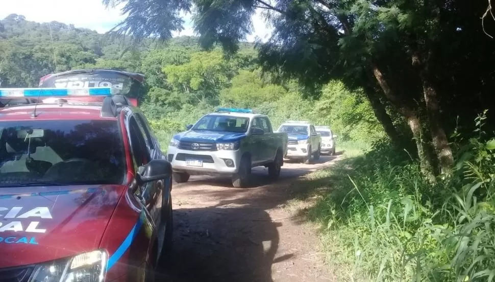 EL PRIMER RECORRIDO EN BUSCA DEL AGRESOR. Los autos policiales fueron a la zona del ataque ocurrido el sábado 5 de febrero.