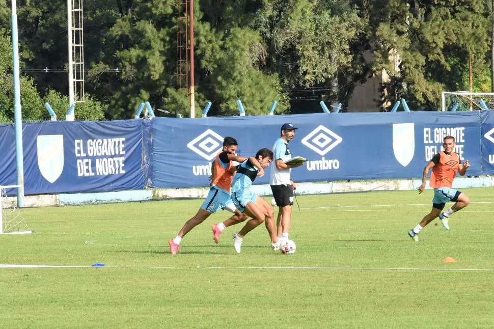 BIEN DE CERCA. Azconzábal está en cada uno de los detalles durante los entrenamientos. El entrenador prepara tres variantes para el duelo de mañana: Lotti por Coman, Cristóbal por Acosta y Bianchi por Thaller.  