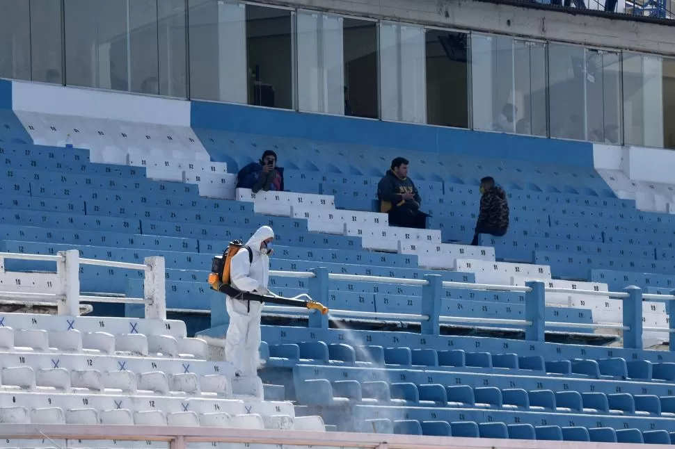 PRIVILEGIADOS. Atlético sorteó ayer entre sus miles de socios a las 300 personas que mañana podrán asistir al Monumental, ante Platense. 