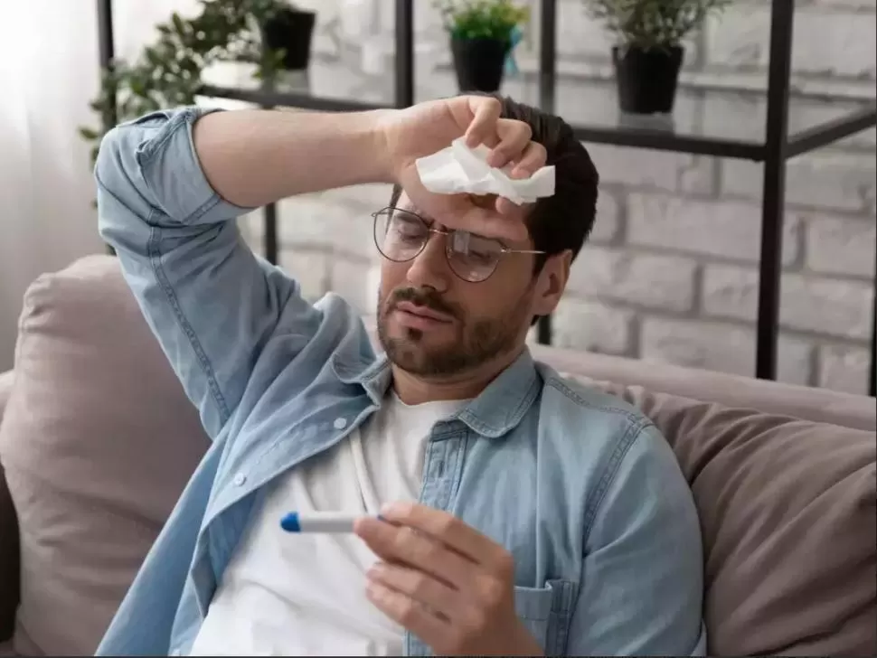 FIEBRE ALTA. En el dengue aparece de forma brusca al inicio de la infección. No así en el caso de la covid-19. 