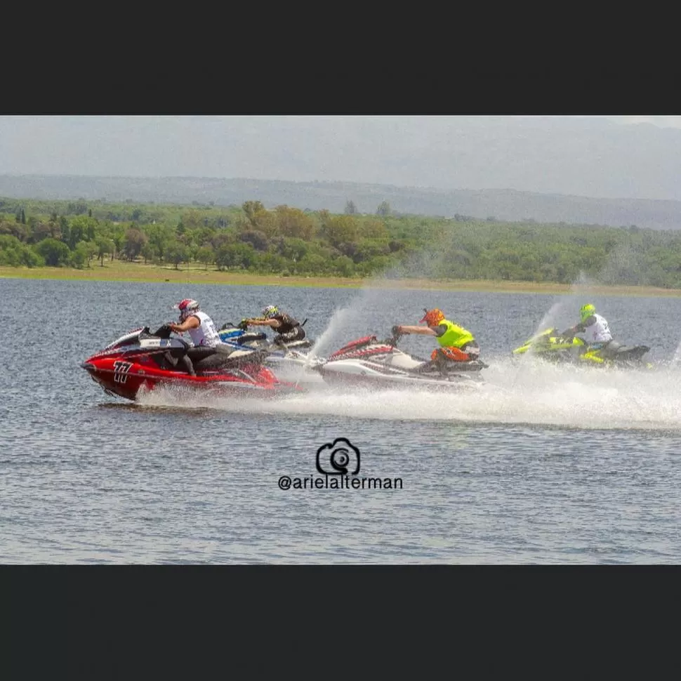 SALEN. Cuando las motos de agua largan la carrera se genera un espectáculo que genera un carnaval visual. 