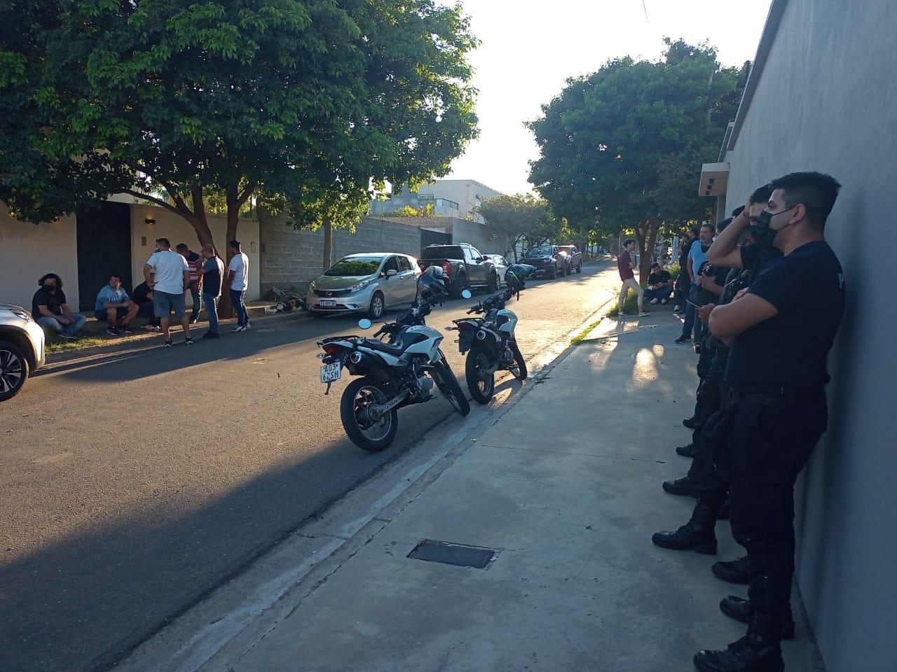 CUSTODIA. La Policía en la vivienda de  Eddgar Adhemar Bacchiani.