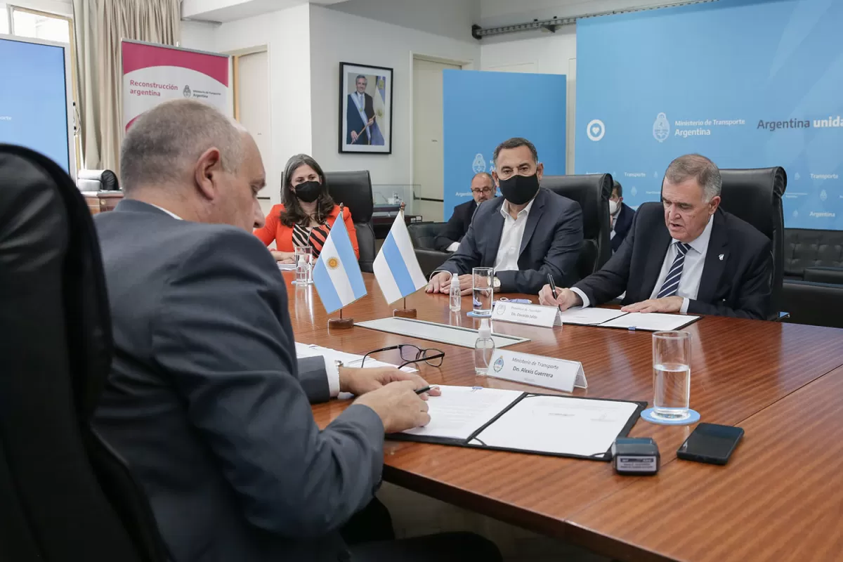 RÚBRICA DEL CONVENIO. La Nación se comprometió a incrementar los fondos compensatorios para el interior.