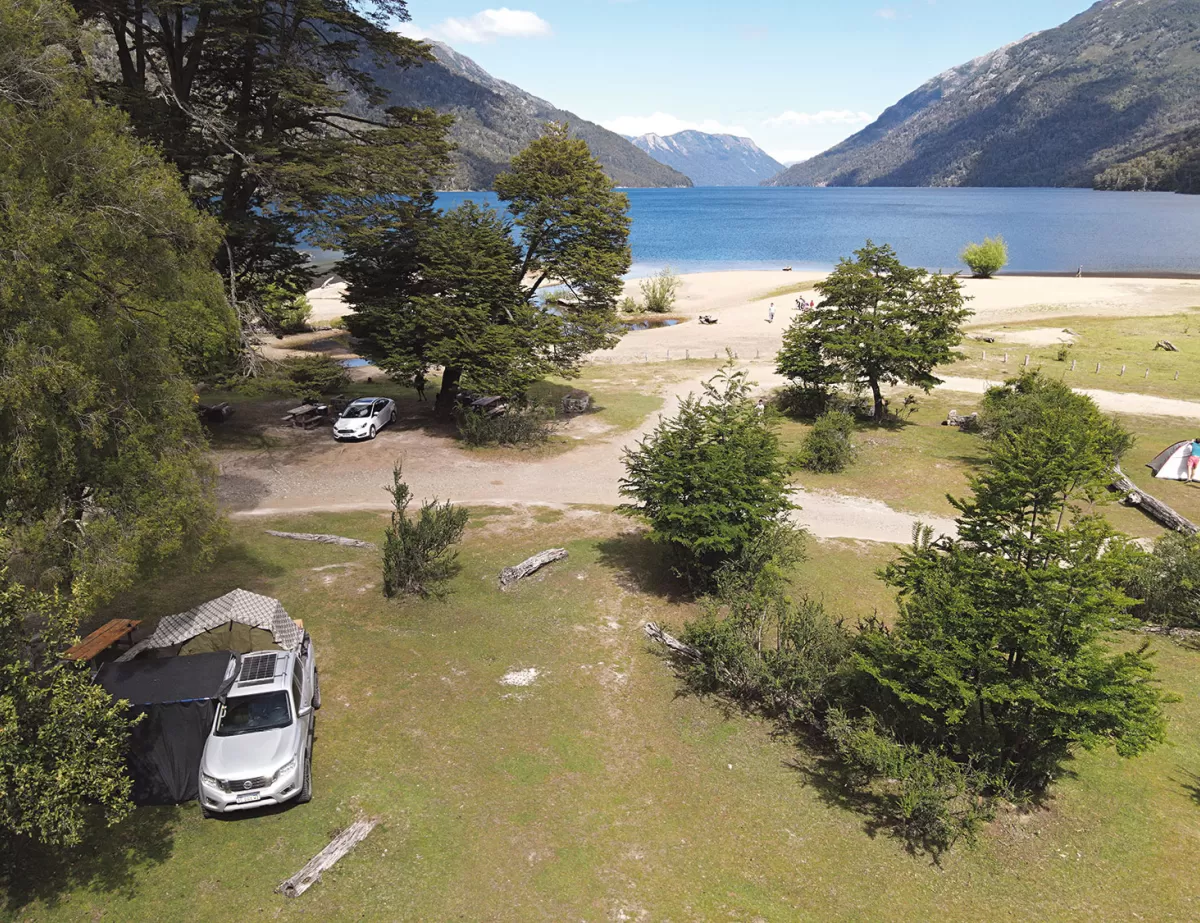 ACAMPANDO. La camioneta de Juan Rojas Cornejo, con la carpa desplegada, en un camping en el sur del país, durante su larga travesía. GENTILEZA DE JUAN ROJAS CORNEJO