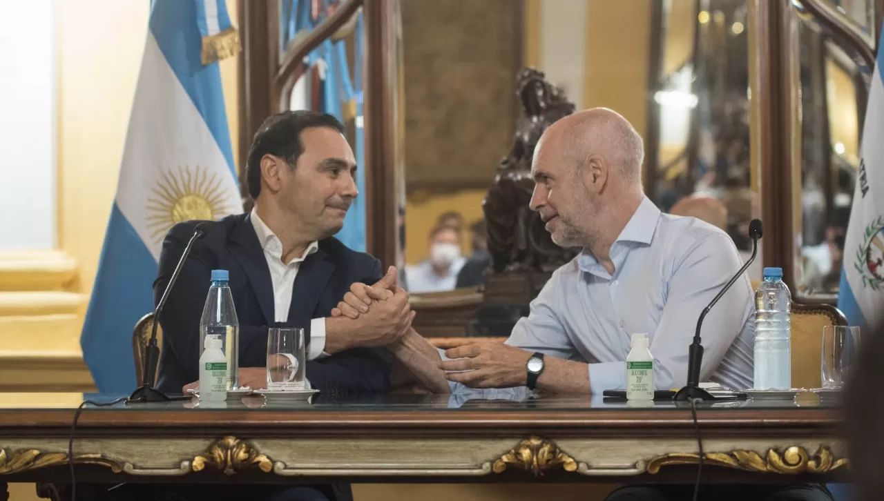 AYUDA. El jefe de Gobierno de la Ciudad Autónoma de Buenos Aires, Horacio Rodríguez Larreta (derecha), llevó asistencia para combatir los incendios en Corrientes, y fue recibido por el gobernador, Gustavo Valdés.