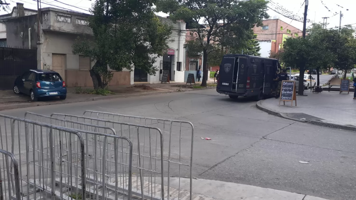 ZONA CERRADA. El operativo se instaló a cuatro cuadras del ingreso al Monumental. LA GACETA/FOTO DE DANIEL CORONEL