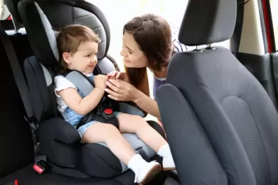 Cómo explica la ciencia que se olvide un bebé en el auto