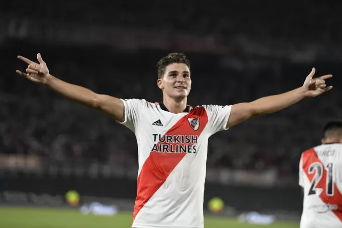 IMPARABLE. Julián Álvarez marcó tres goles en la victoria de River ante Patronato. 