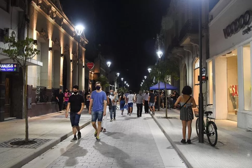 CENTRO COMERCIAL A CIELO ABIERTO. Calle 25 de Mayo, un ejemplo. la gaceta / archivo