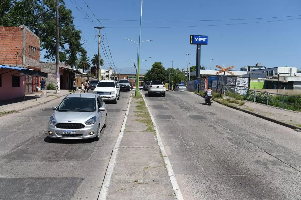 DÉFICIT A METROS DE LA PLAZOLETA DORREGO. El cruce de la vía en la avenida Pedro Miguel Aráoz. 