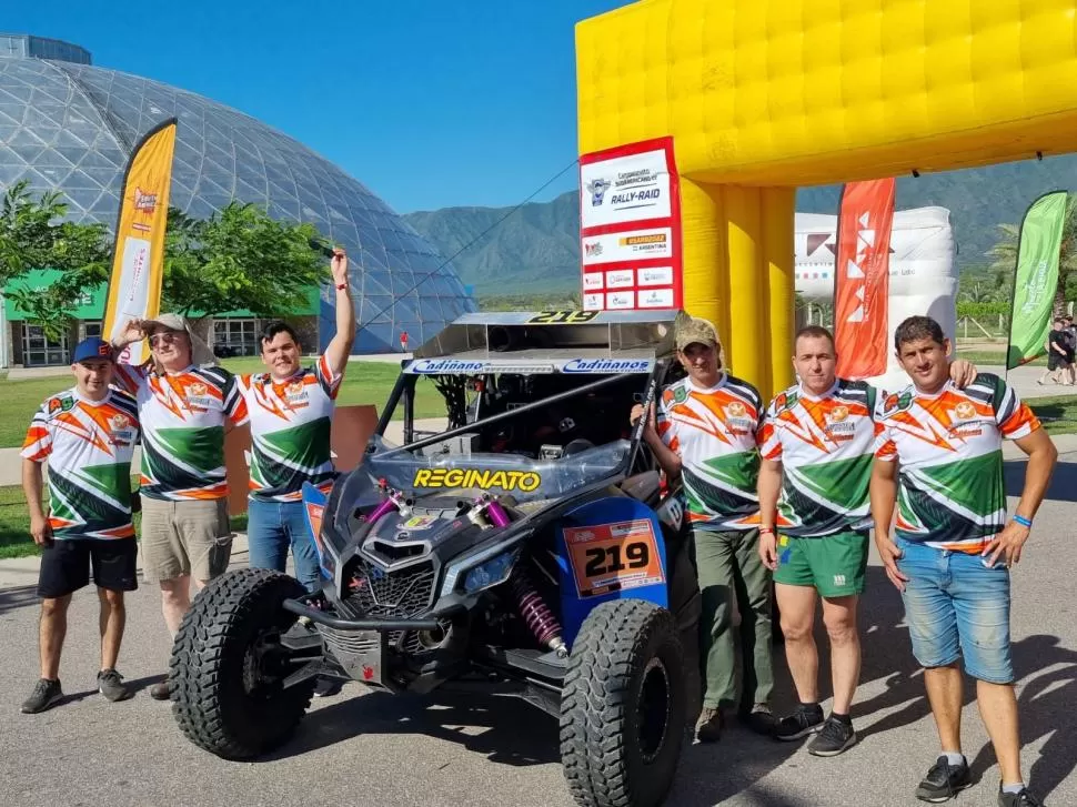 EQUIPO. El Reginato Competición posó a pleno en el Parque de La Ciudad en tierras riojanas. 