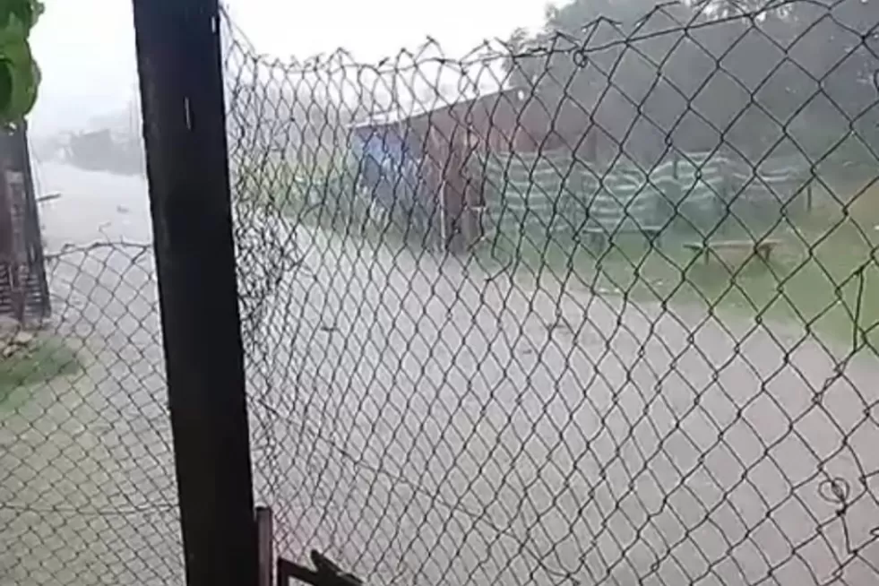 La calle parece un río en el barrio El Sifón.