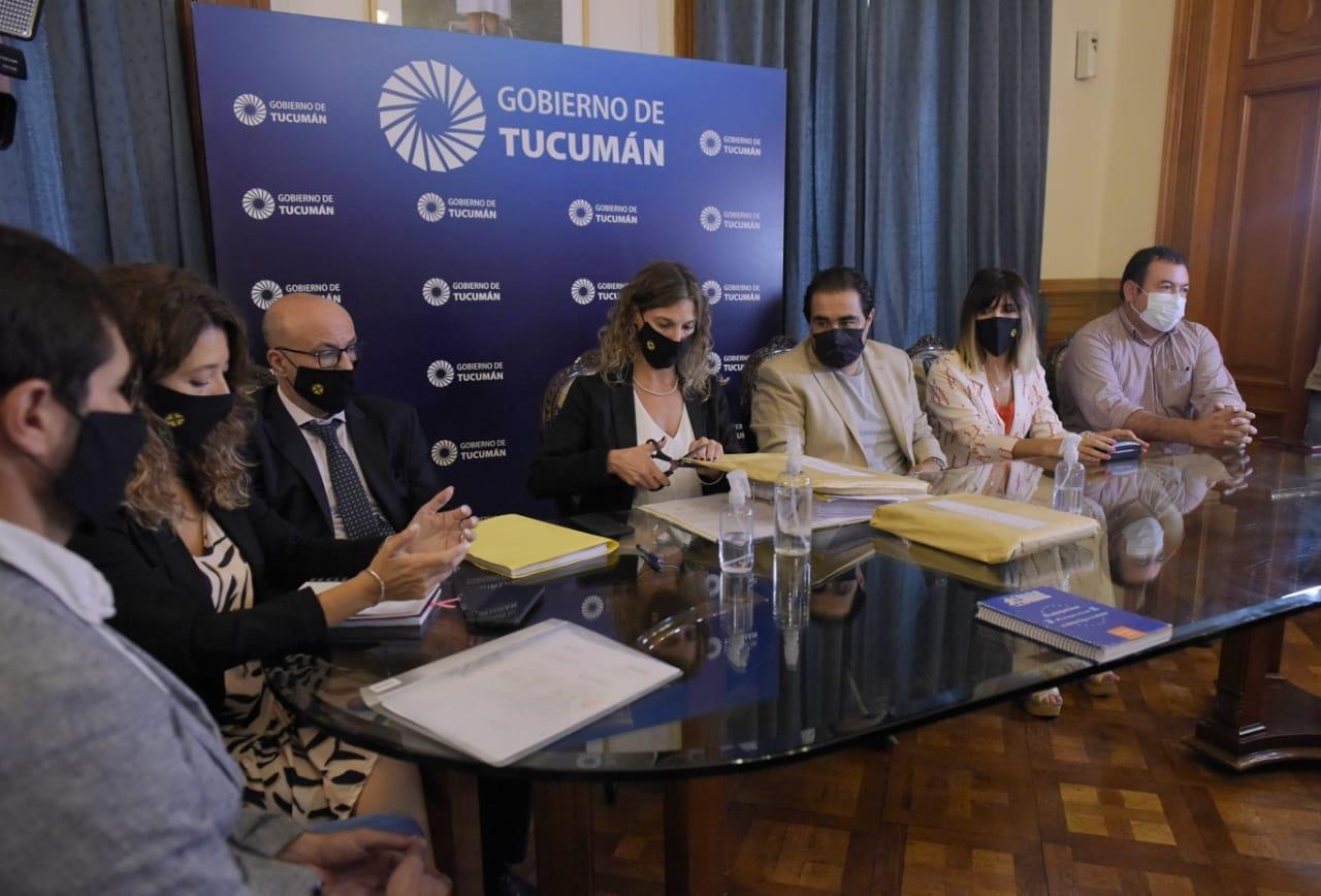 ACTO OFICIAL. Sergio Mansilla encabezó la ceremonia de apertura de sobres para la ejecución de viviendas. Foto: Prensa HLT