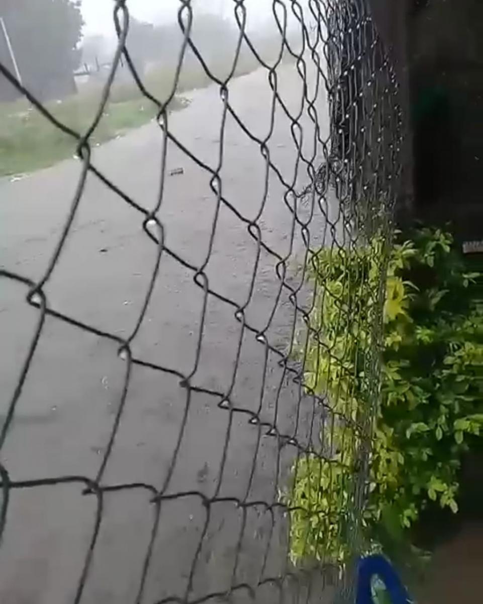 La calle 12 de Octubre inundada en el barrio El Sifón.