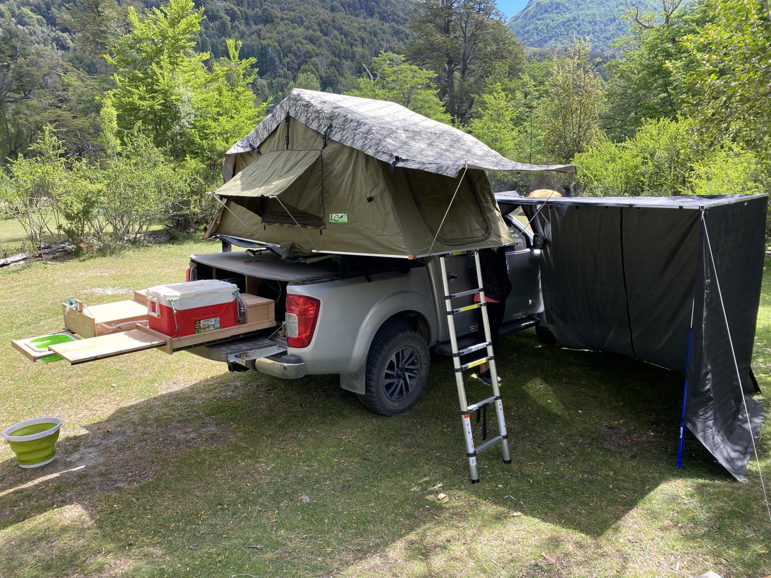 La historia de amor de dos tucumanos que recorrieron el país con una camioneta muy especial