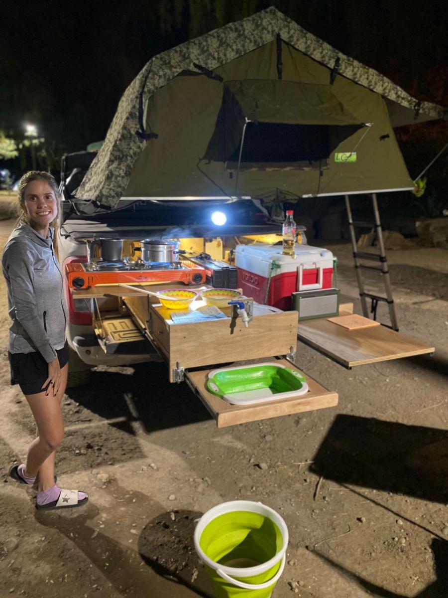 La historia de amor de dos tucumanos que recorrieron el país con una camioneta muy especial