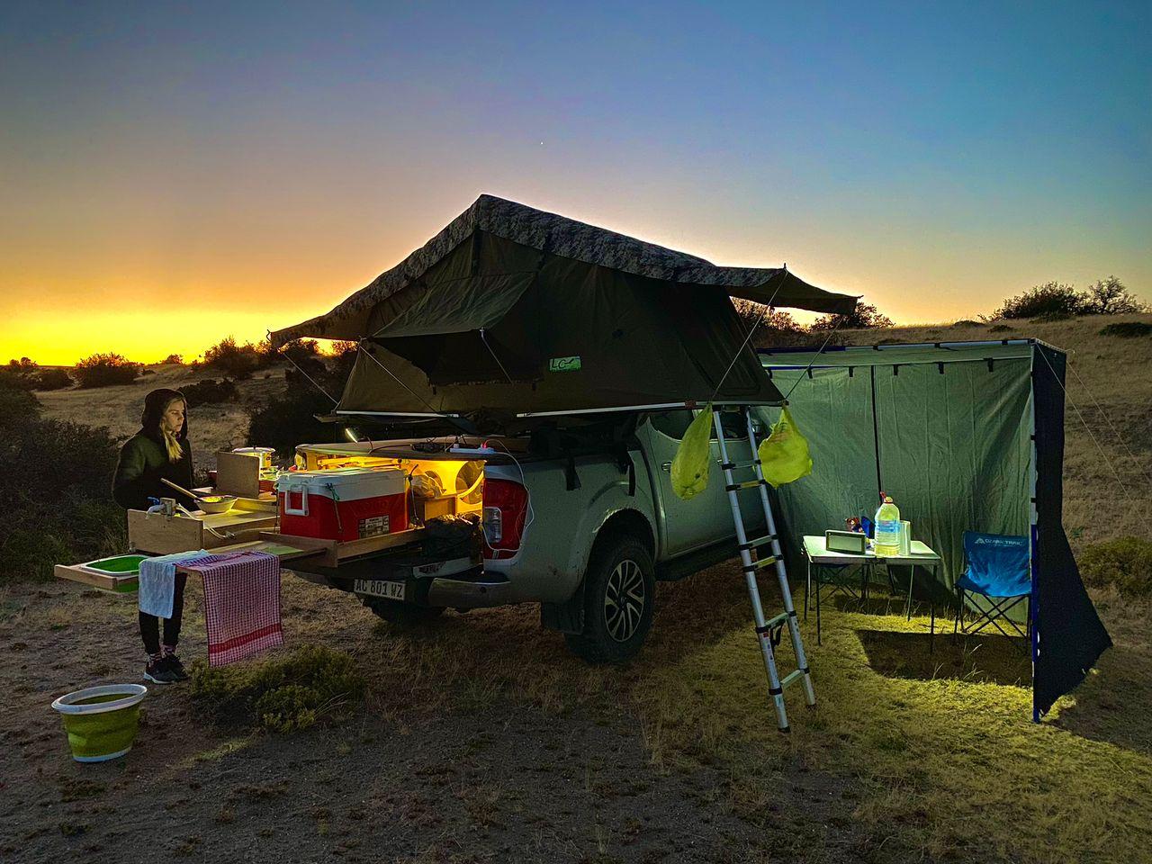 La historia de amor de dos tucumanos que recorrieron el país con una camioneta muy especial