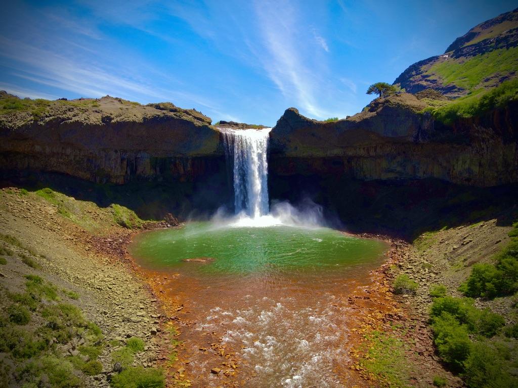 La historia de amor de dos tucumanos que recorrieron el país con una camioneta muy especial