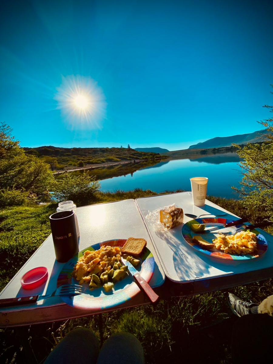 La historia de amor de dos tucumanos que recorrieron el país con una camioneta muy especial