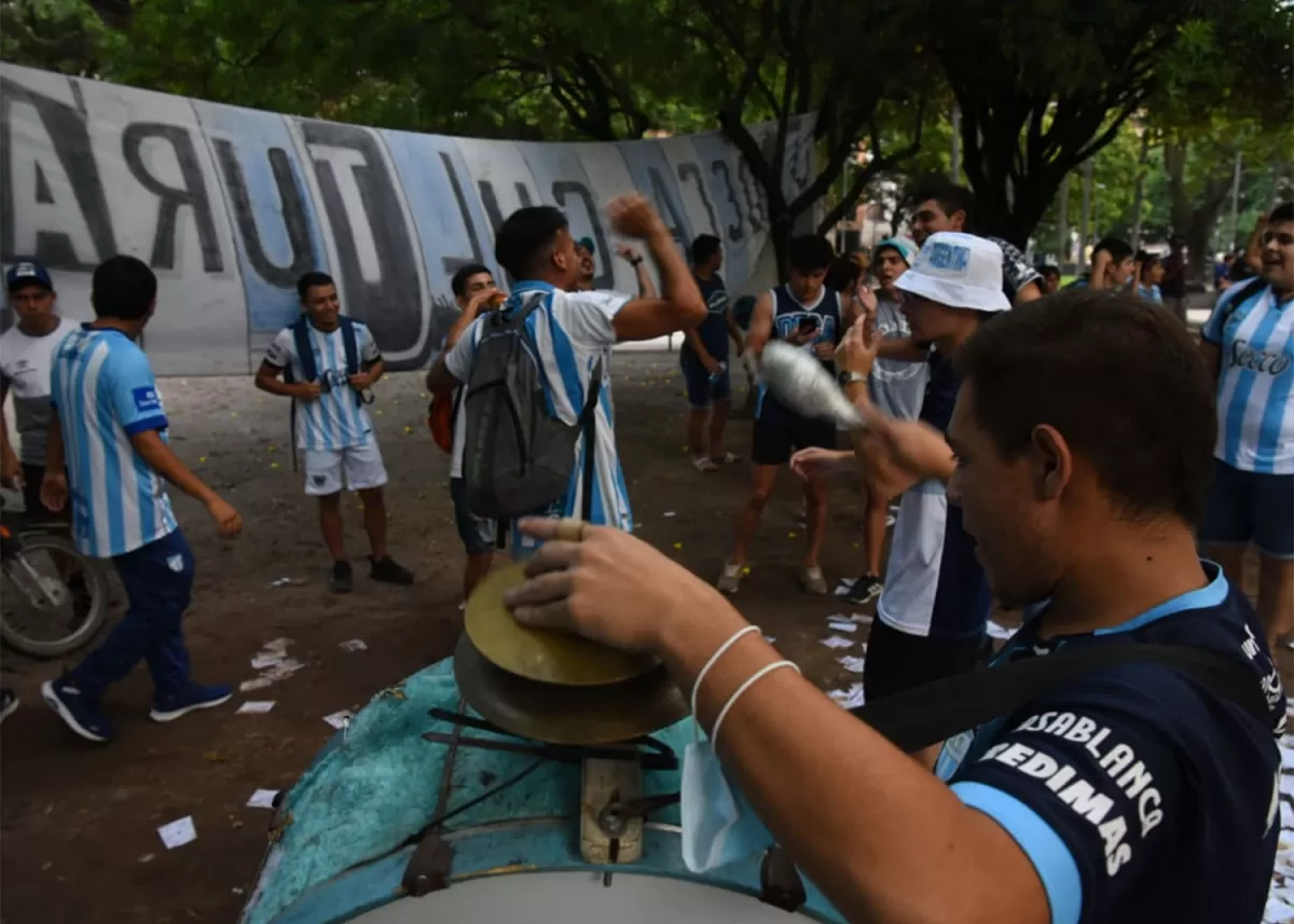 ALIENTO. Los hinchas se reunieron por la tarde en la Plaza Urquiza y desde allí se trasladaron en peregrinación hacia el Monumental para dar su apoyo desde afuera, pero el cordón policial les cortó el paso. LA GACETA / FOTO DE DIEGO ÁRAOZ