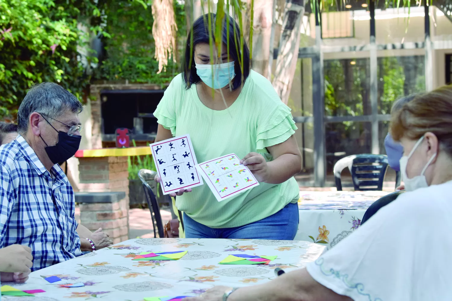 EJERCICIOS. Imágenes tomadas en el taller de neurogym que dicta la Municipalidad de la capital.