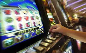 ADICCIÓN. Muchos buscan calmar la ansiedad jugando en los casinos. 