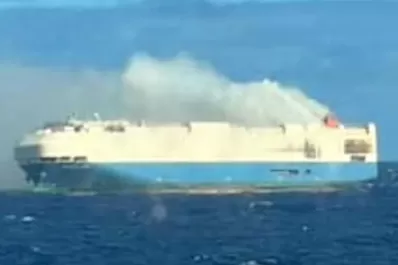 Un barco repleto de autos de lujo se incendia a la deriva en el Atlántico