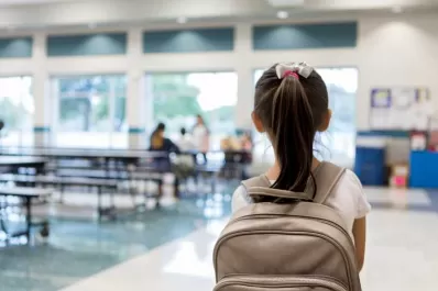 Polémica en Colombia: no la dejaron entrar al colegio porque no tenía las zapatillas blancas