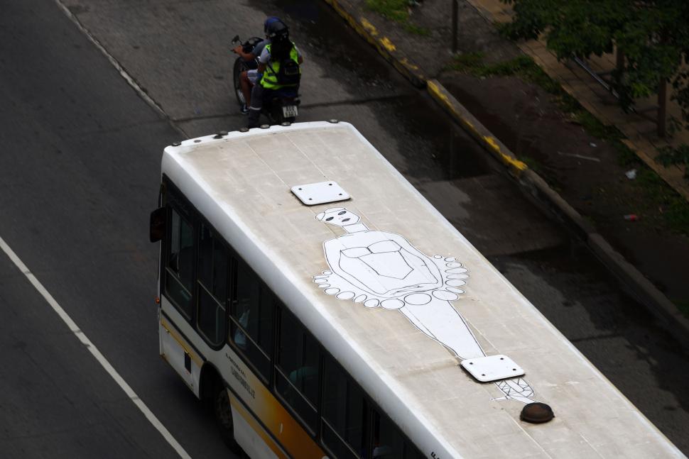 “BALCONEANDO”. Para descubrir esta bailarina es imprescindible la mirada desde arriba. Una sorpresa total, en plena avenida Mate de Luna.  