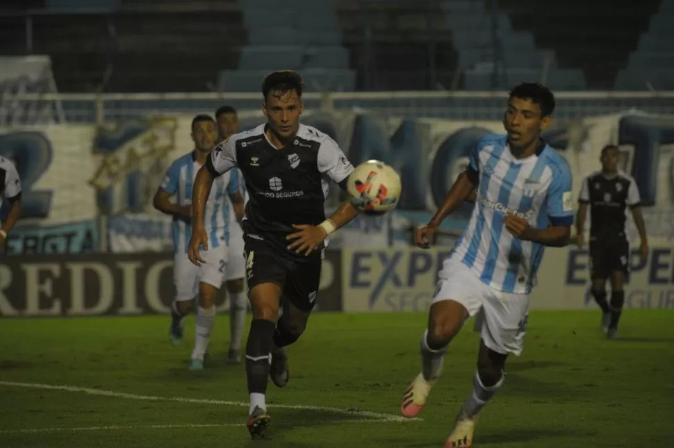 POR AQUÍ NO. Augusto Schott le cerró los caminos a Nicolás Laméndola, que tuvo que cambiar de banda para poder generar cierto peligro en el segundo tiempo. 