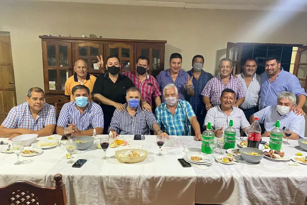 Osvaldo Jaldo junto a dirigentes de Simoca.