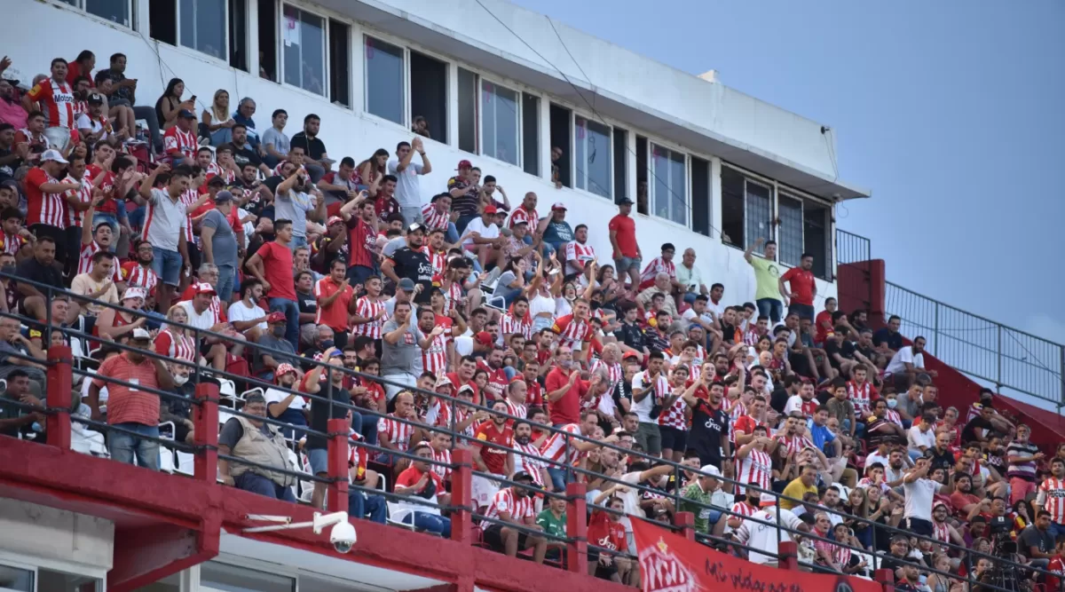 PRIVILEGIADOS. Los hinchas que ganaron el sorteo de entradas fueron ubicados en un sector de la platea central alta.