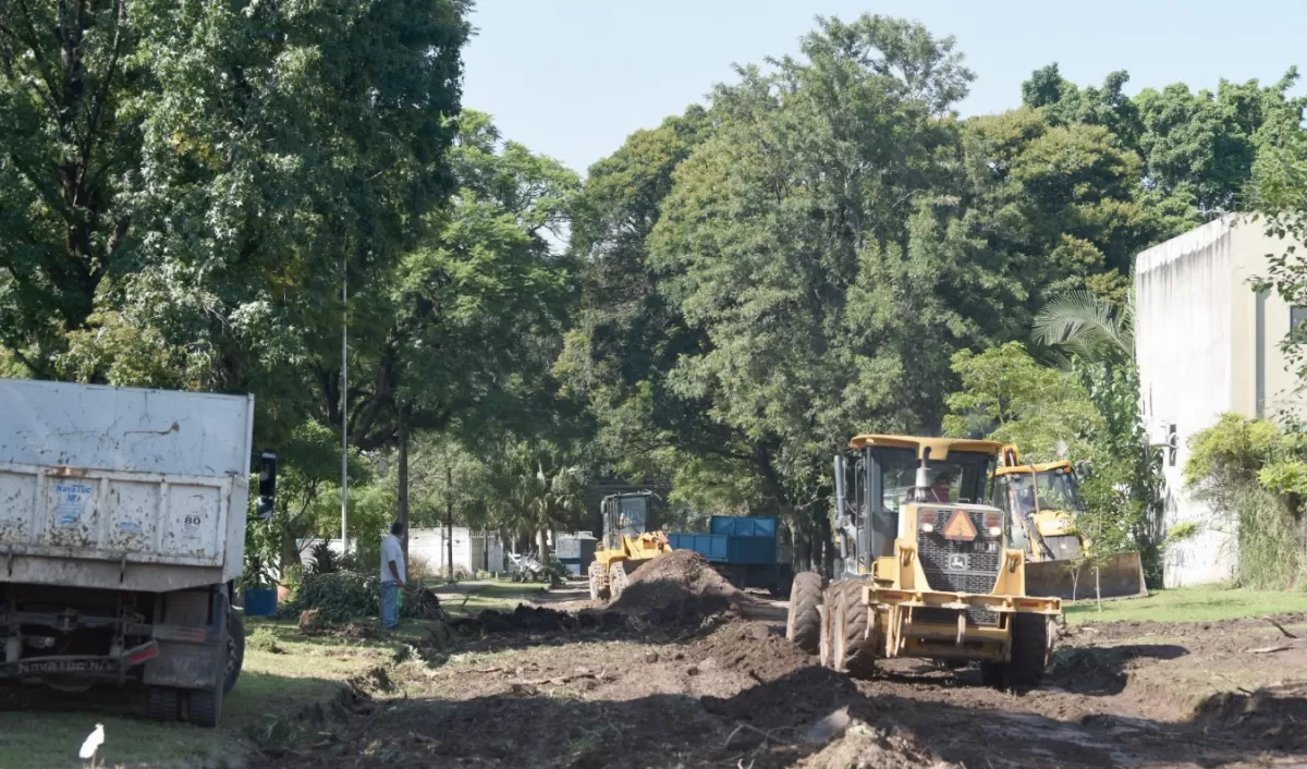 ABRIENDO CAMINO. Las máquinas comenzaron a operar el viernes. Si bien la calle pronto será transitable, tomará algunas semanas más pavimentarla.