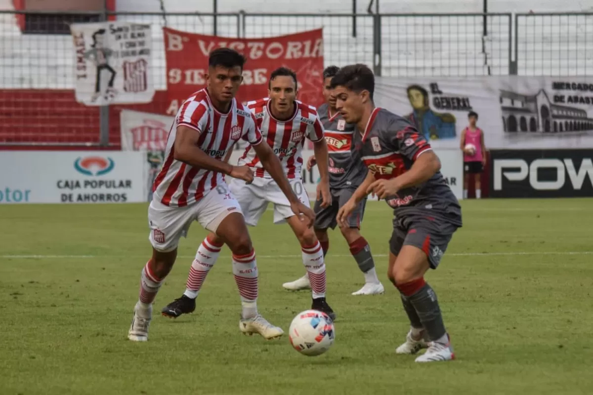 Agustín Prokop y Valentín Larralde manejaron la pelota durante el primer tiempo.