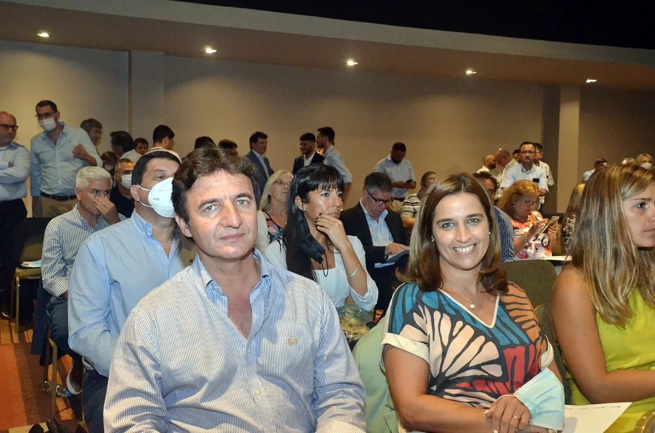 Roberto Sánchez, en Córdoba, junto a diriigentes radicales.