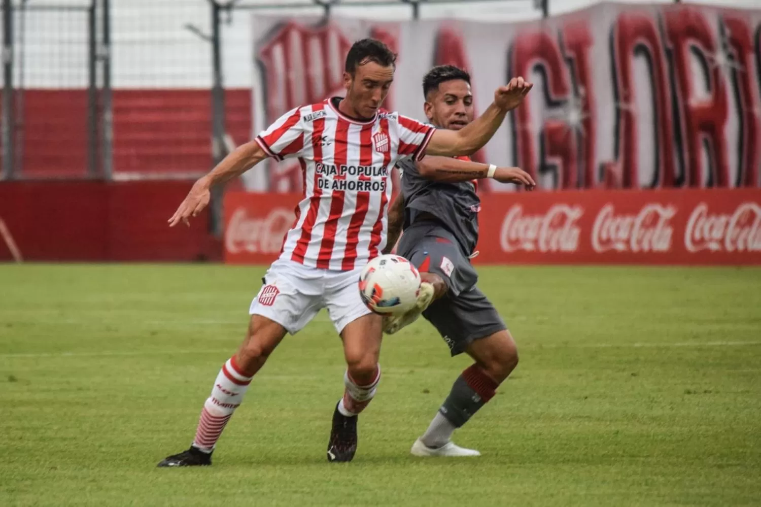 DE LO MEJOR. Valentín Larralde hizo jugar al equipo, buscó siempre la pelota, pero sus receptores no estuvieron lúcidos.