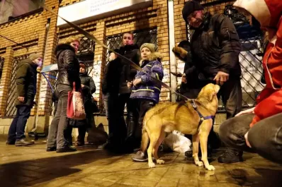 Los ucranianos huyen en busca de refugio mientras suenan las sirenas