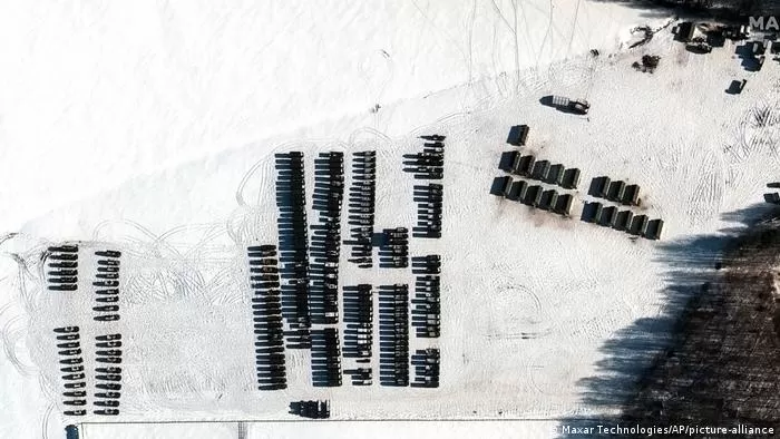 ELOCUENTE. La imagen proporcionada por Maxar Technologies muestra tropas y unidades de apoyo de material logístico, cerca de Yelsk, Bielorrusia. FOTOS DE MAXAR