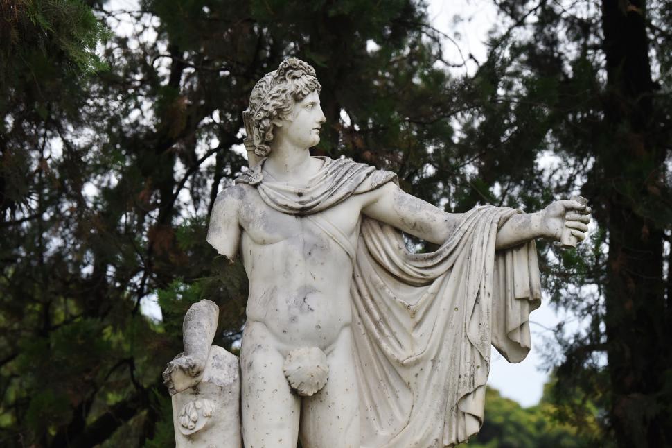 APOLO. Al dios griego los vándalos le cercenaron la integridad de un brazo. Justamente a él, símbolo de la perfección y de la belleza. Toda una metáfora sobre Tucumán y los tucumanos.