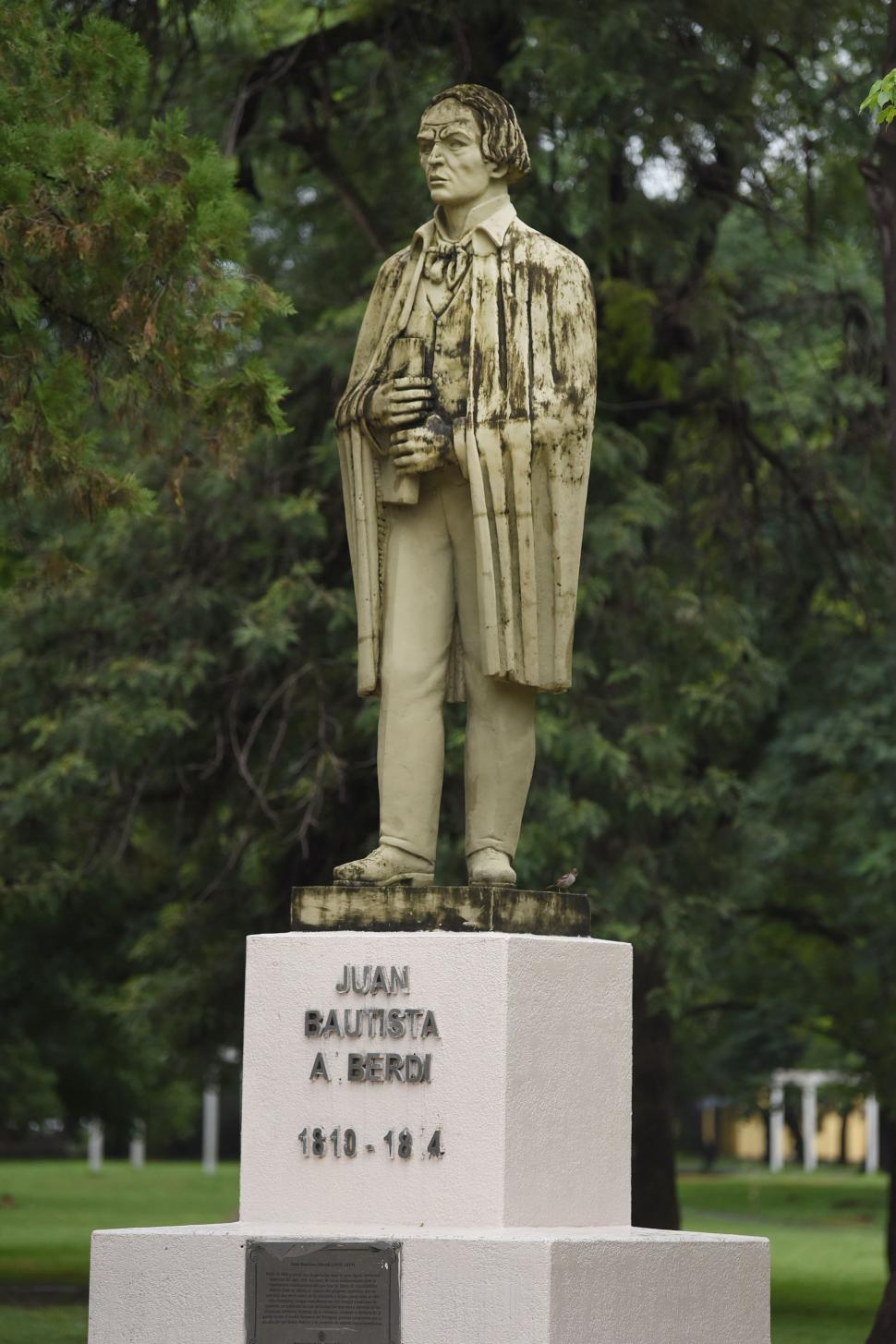 JUAN BAUTISTA ALBERDI. En la plaza que lleva el nombre del prócer puede apreciarse la escultura de Lola Mora. Esta forma parte de la galería instalada en la avenida Soldati.