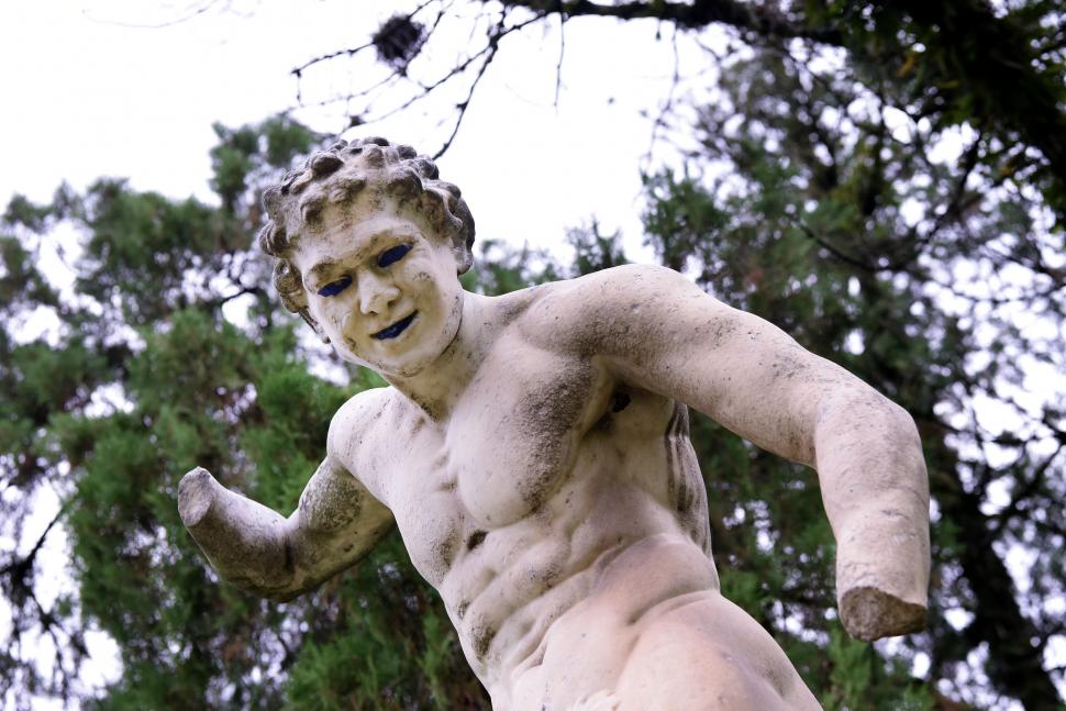 FAUNO DANZANTE. De la colección De Medicis (copia en mármol). Una de las más sugestivas y fotografiadas del parque.