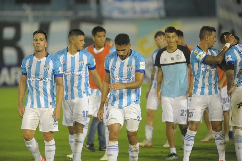 A RECUPERAR EL NIVEL. Marcelo Ortiz se fue mirando al piso luego del empate ante Platense. Sabe que todos deben mejorar para no tener sustos con el promedio.  