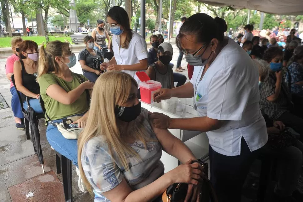 PASO CLAVE. La vacunación salva vidas, afirman los expertos. LA GACETA / FOTO DE ANTONIO FERRONI