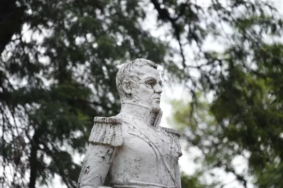 ALEJANDRO HEREDIA. Uno de los símbolos del federalismo en la historia tucumana. La escultura necesita reparaciones, sobre todo en el rostro. LA GACETA / FOTOS DE ANALIA JARAMILLO 