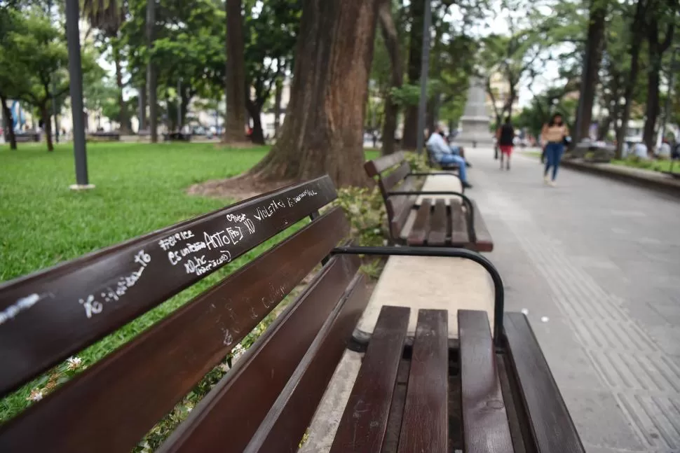 PLAZA INDEPENDENCIA. Los bancos no se salvan de las pintadas.  