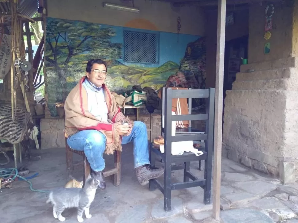 El escritor Federico García Hamilton en un puesto cerreño. 