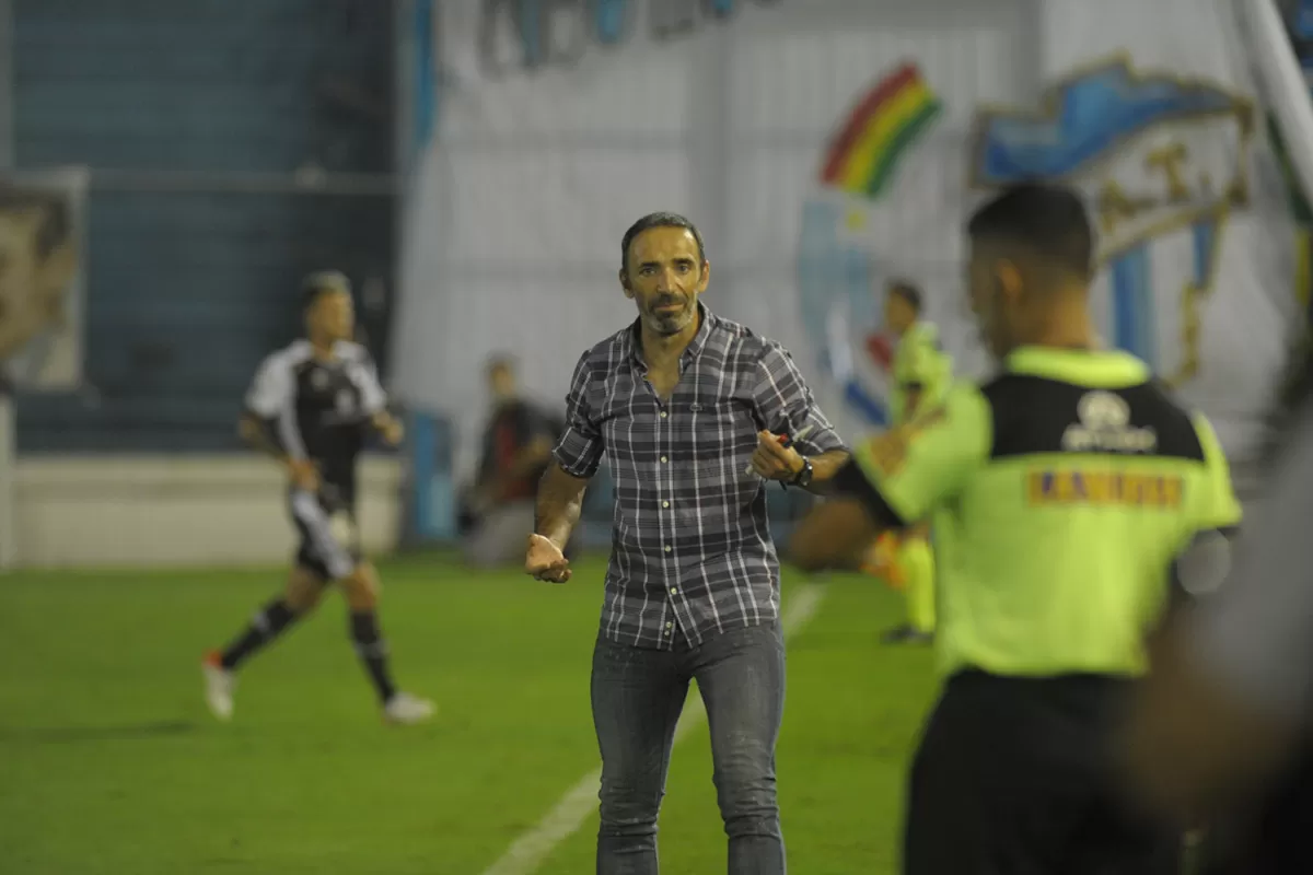 DE FRENTE. Azconzábal no anda con chiquitas y dice las cosas tal cual las piensa. No tuvo problemas en reconocer que al único que considera refuerzo es a Bianchi.