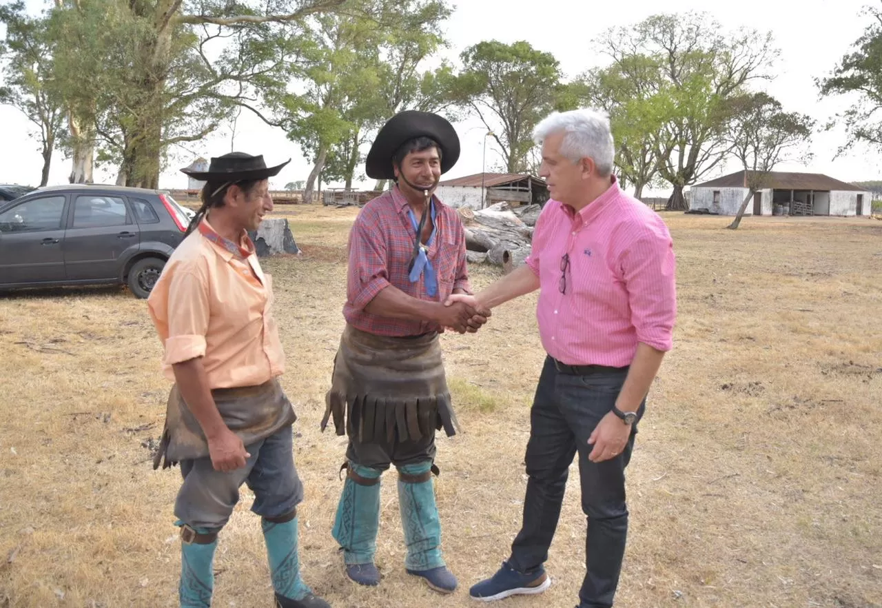 EN CORRIENTES. Domínguez se reunió con los afectados por los incendios. 