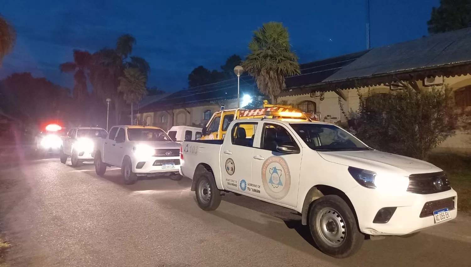 EN CAMINO. Personal de Bomberos y Defensa Civil partió hacia Corrientes. 